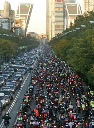 La manifestación, atravesando el paseo de  la Castellana.