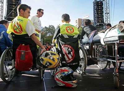 Tres de los seis motoristas que en el escenario reivindicaron ayer la supresión de los guardarraíles.