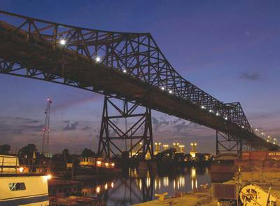 Cintra, filial de Ferrovial, gestiona el Skyway Bridge de Chicago, una serie de puentes de peaje por los que transitan decenas de miles de vehículos al día.rnBBVA ha comprado este año el banco Compass, con sede en Alabama.
