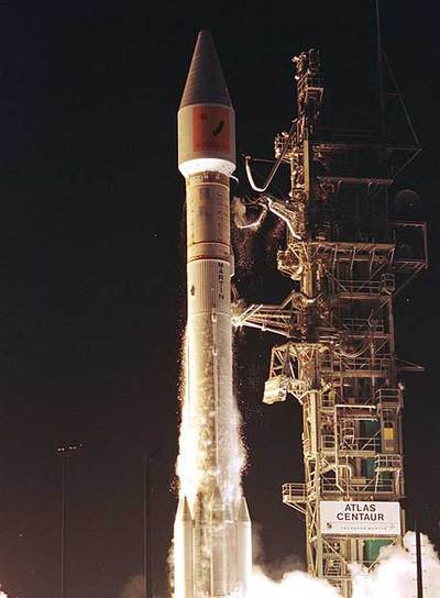 Despegue del cohete  Atlas 2,  que lleva un satélite de Hispasat al espacio.