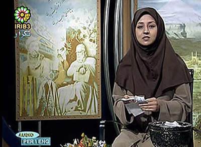 Presentadora de la televisión estatal iraní, IRIB, que se cubre con el inevitable 'maqnaé', una toca similar a la de las monjas.