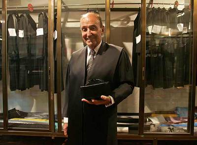 Miquel Roca, en una tienda de togas cerca de la sede del Tribunal Supremo.