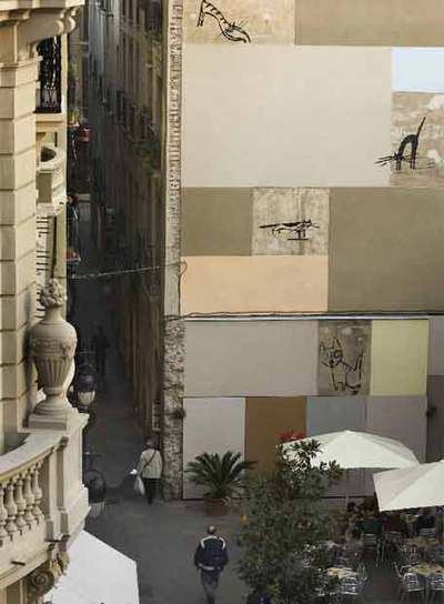 Fachada de la finca de la calle de Xuclà que será rehabilitada integralmente.