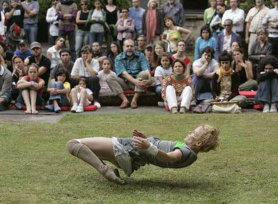 Representación del festival  En pé de Pedra  en el claustro del Museo do Pobo Galego.