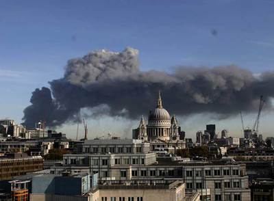 INCENDIO CERCA DEL ESTADIO OLÍMPICO EN LONDRES