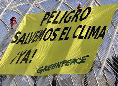 Miembros de Greenpeace desplegaron una enorme pancarta sobre la Ciudad de las Artes.