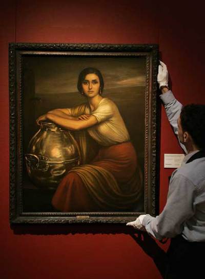 Un operario cuelga  La Fuensanta  en la sede londinense de Sotheby's.