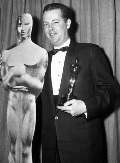 Delbert Mann con el Oscar ganado con la película  Marty. 