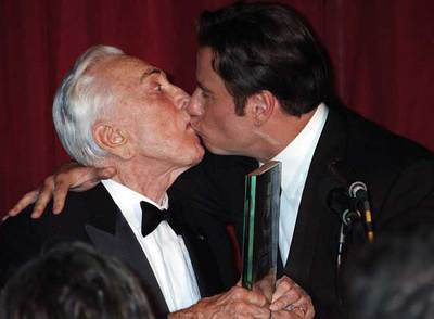 John Travolta besa a Kirk Douglas al recibir el premio.