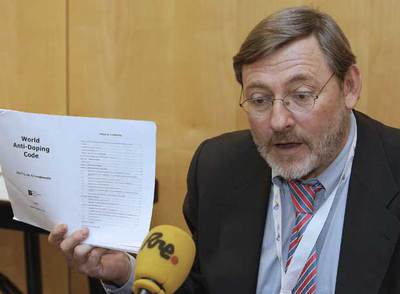 Jaime Lissavetzky muestra el Código Mundial Antidopaje.