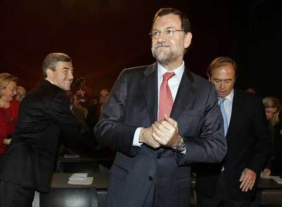 Ángel Acebes, Mariano Rajoy y Pío García Escudero, en la primera jornada de la conferencia.