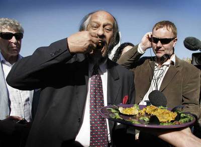 El presidente del IPCC, el indio Rajendra Pachauri, prueba una paella que Greenpeace preparó con energía solar.