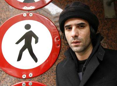 El escritor Samuel Benchetrit, en una calle de Barcelona.