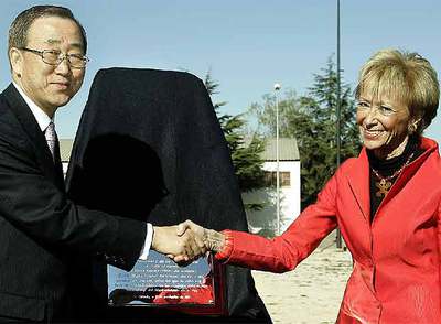 Ban Ki-moon y Fernández de la Vega se saludan, ayer, tras descubrir una placa en el lugar donde se erigirá la base de comunicaciones.rn  jesús císcarrnRita Barberá y Francisco Camps, ayer, con Ban Ki-moon en Valencia.