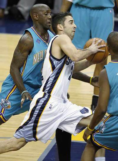 Navarro penetra entre Jackson y Paul.