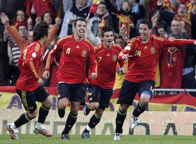 Silva, Marchena y Villa corren a abrazar a Capdevila (a la derecha), autor del primer gol de España.