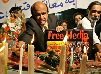 Paquistaníes protestan en Lahore por el hostigamiento del Gobierno a la prensa crítica.