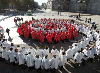 Los  modelos,  cogidos de la mano, van formando la espiral ideada por la fotógrafa Ouka Lele en la plaza de Oriente.