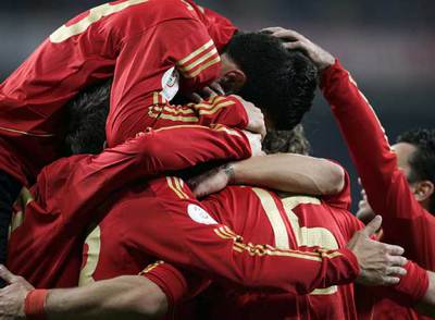 Los jugadores de la selección española se abrazan tras uno de los goles a Suecia, el sábado en el Bernabéu.