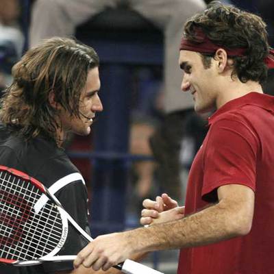 David Ferrer (a la izquierda) felicita a Roger Federer tras perder la final de Shanghai.