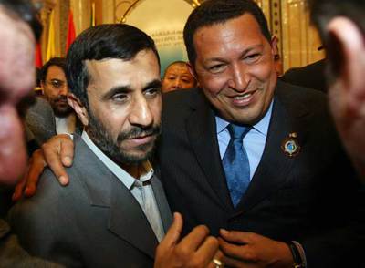 Ahmed Ahmadineyad y Hugo Chávez, en la clausura de la reunión de la OPEP ayer en Riad (Arabia Saudí).