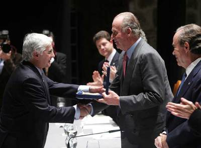 José María Barreda recibe el premio de manos del rey Juan Carlos.