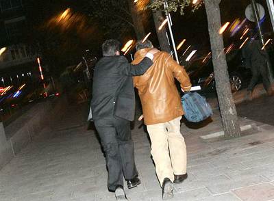 Uno de los detenidos en la trama (a la derecha), el domingo tras quedar en libertad.