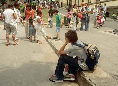 Un grupo de niños y padres, a la salida de un colegio público de Bilbao.