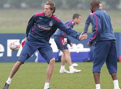 Crouch (de frente), en el entrenamiento de ayer de la selección inglesa.