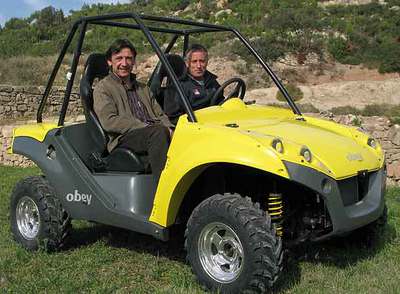 Enric Rabassa (izquierda) y Pep Vila, montados en su Obey.