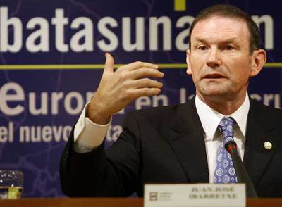 El  lehendakari,  Juan José Ibarretxe, ayer, en un seminario sobre el nuevo tratado europeo en Bilbao.