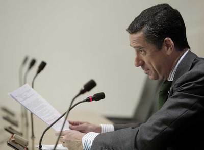 El portavoz del PP en el Congreso, Eduardo Zaplana, tras la Junta de Portavoces de la Cámara baja.