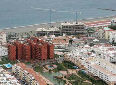 El hotel La Rada, en construcción y que se va a demoler, en primera línea de playa.