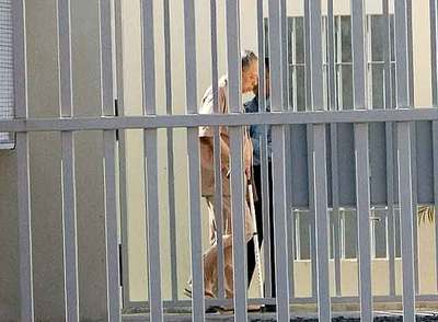 Ieng Sary,  número tres  del régimen de los jemeres rojos, en el patio de la prisión de Phnom Penh.
