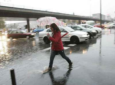 La lluvia se lleva la contaminación y trae atascos