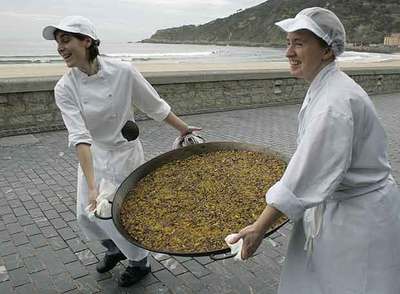 El cocinero Josean Martínez Alija (centro) y sus ayudantes Adrian Leonelli y Enaitz Landaburu.
