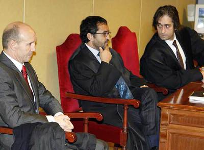 José María Núñez, primero por la izquierda, ayer en el juicio junto a sus abogados.