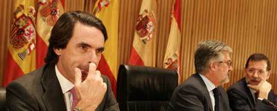 José María Aznar, Manuel Marín y Mariano Rajoy, en el homenaje a Gabriel Cisneros en la Sala de Columnas del Congreso.