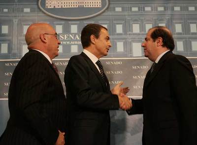 El presidente del Gobierno, José Luis Rodríguez Zapatero, saluda al presidente de Castilla y León, Juan Vicente Herrera, en presencia del presidente del Senado, Javier Rojo.