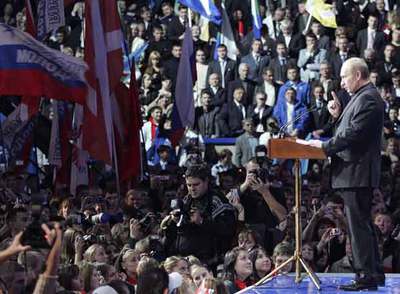 Vladímir Putin habla a sus partidarios durante el acto de ayer en Moscú.
