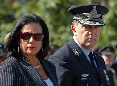 La ministra de Defensa argentina, Nilda Garré, con el jefe de la Fuerza Aérea, en 2006.