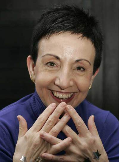 Carme Ruscalleda posa con cinco estrellas de papel.