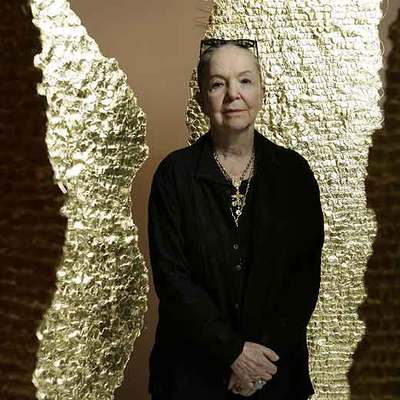 Olga de Amaral, delante de uno de sus tapices en el Centro Cultural Casa de Vacas de Madrid.