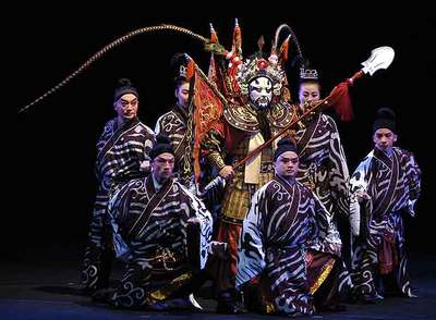 La Beijing Hebei Bangzi Opera Troupe, en  La ciudad de Tebas , montaje representado en el X Festival Iberoamericano de Teatro de Bogotá.