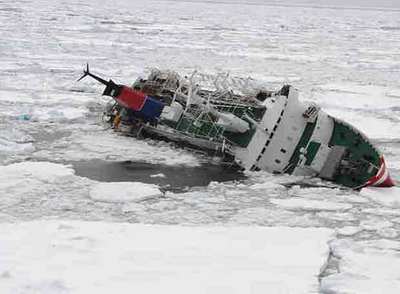El crucero  Explorer  comienza a hundirse tras colisionar ayer con un  iceberg  cerca de la península Antártica, al sur de Argentina y Chile.