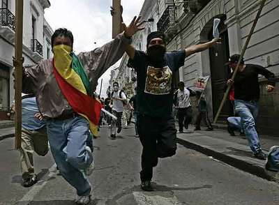 Estudiantes universitarios protestan en Sucre contra las sesiones de la Asamblea Constituyente.