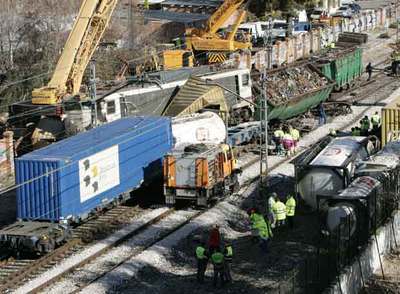 Un choque de trenes deja en el andén a 20.000 viajeros de cercanías