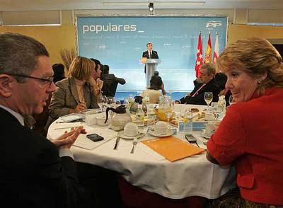 AGUIRRE Y GALLARDÓN EJERCEN DE ANFITRIONES DE ACEBES.