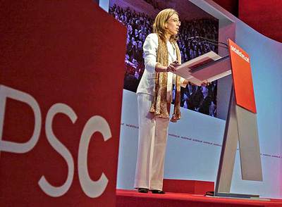 La ministra de Vivienda, Carme Chacón, ayer en la conferencia nacional del PSC en Girona.