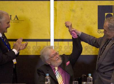 Gabriel García Márquez, a la derecha, felicita a Fernando del Paso, en el centro, que recibió ayer el Premio Juan Rulfo en la Feria de Guadalajara, ante la presencia de Carlos Fuentes.